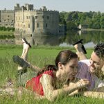 Leeds Castle met stel in het gras